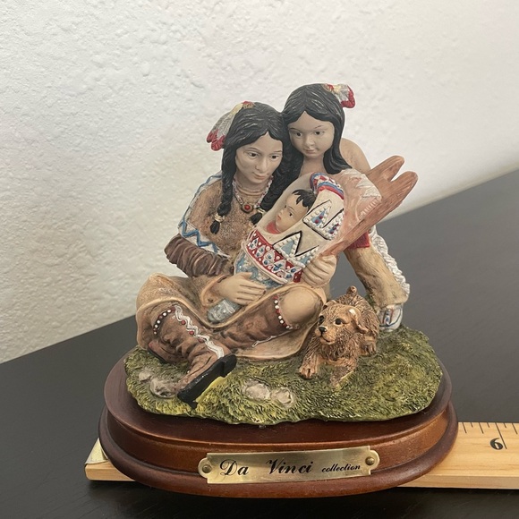Vintage Native American Family with Dog. Made of Resin, Hand Painted. - Picture 4 of 5